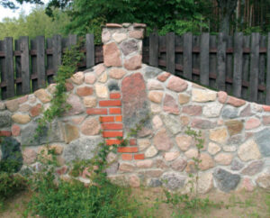 Забор из камня: плюсы и минусы