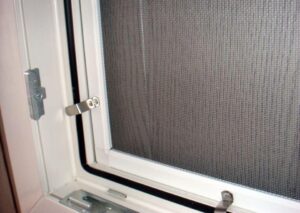 Особенности рулонной москитной сетки на пластиковые окна