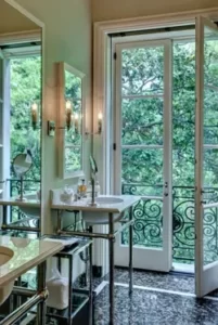 Деревянные двери на балкон: практичный и надежный вариант