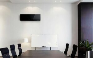 Чёрная настенная сплит-система Hisense в интерьере: стильный и эффективный способ охлаждения помещения