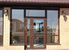 Пластиковые двери: современная альтернатива металлическим и деревянным дверям