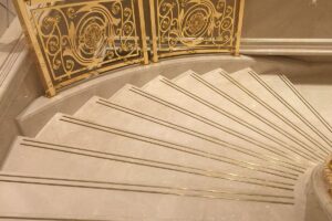 Лестницы из мрамора: особенности материала и дизайн
