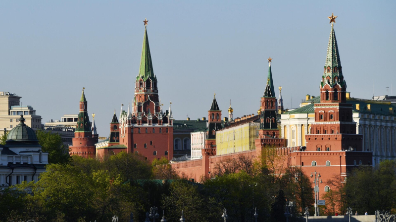 Путин поручил рассмотреть мораторий на изменение требований к соцобъектам