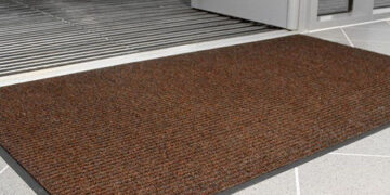 Для чего нужны грязезащитные коврики в помещении?