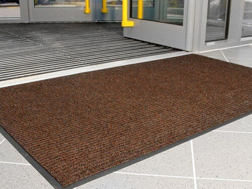 Для чего нужны грязезащитные коврики в помещении?