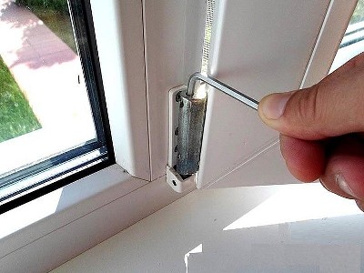 Можно ли отремонтировать дверь балкона или только менять