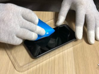 Установка защитного стекла на экран смартфона
