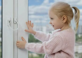 Установка детского замка на пластиковые окна