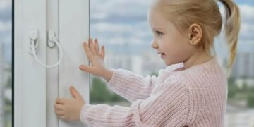 Установка детского замка на пластиковые окна