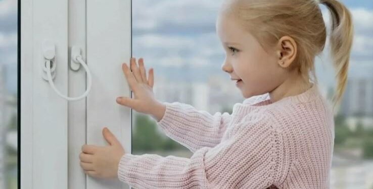 Установка детского замка на пластиковые окна