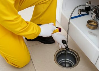 Вызов сантехника или самостоятельная прочистка: что выгоднее и безопаснее