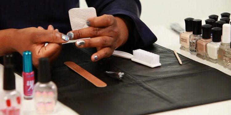Профессиональный маникюр: какие инструменты и материалы понадобятся мастеру