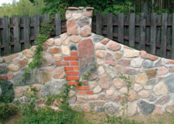 Забор из камня: плюсы и минусы