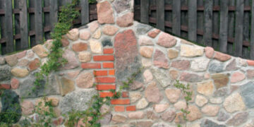 Забор из камня: плюсы и минусы