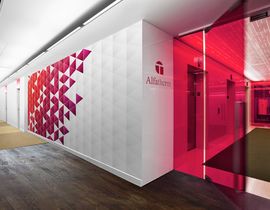 Фирменный логотип на стене офиса: часть корпоративного стиля компании