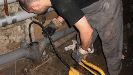 Чем эффективно прочистить канализационные трубы в частном доме?