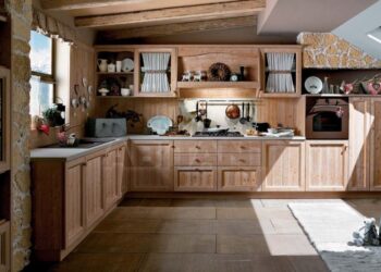 Кухни из массива дерева: гармония и экологическая чистота в доме