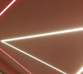 Световые линии в натяжных потолках: стильный и функциональный элемент интерьера