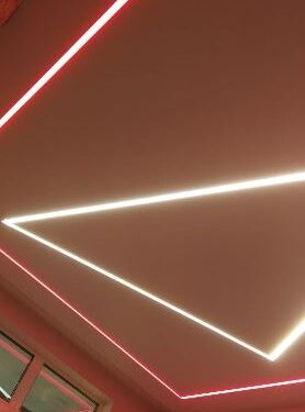 Световые линии в натяжных потолках: стильный и функциональный элемент интерьера