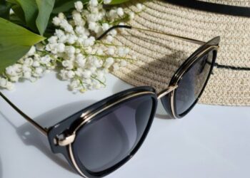 Очки: стильный аксессуар и необходимость