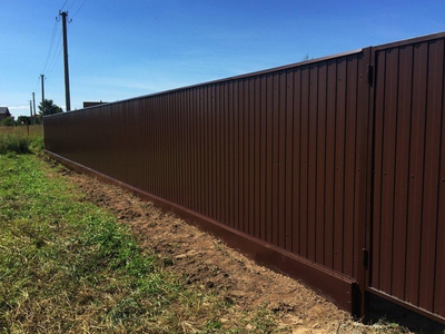 Забор из профлиста: простой и недорогой вид ограждения