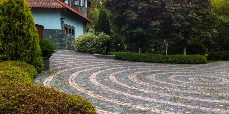 Мощение площадок: методы укладки