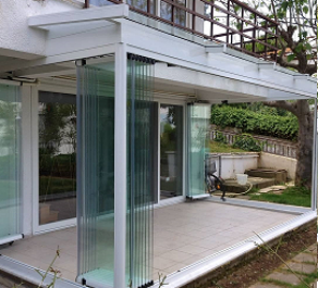 Безрамное остекление беседки: новая технология, позволяющая улучшить степень обзора территории