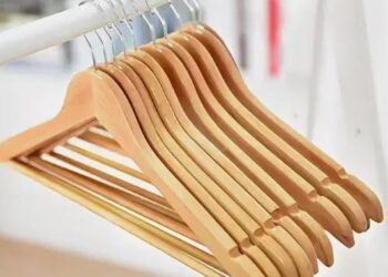 Цены на деревянные вешалки: сравнить упаковки для выгодной покупки