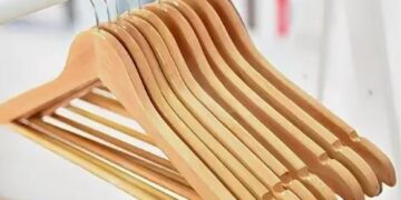 Цены на деревянные вешалки: сравнить упаковки для выгодной покупки