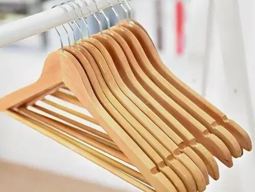 Цены на деревянные вешалки: сравнить упаковки для выгодной покупки