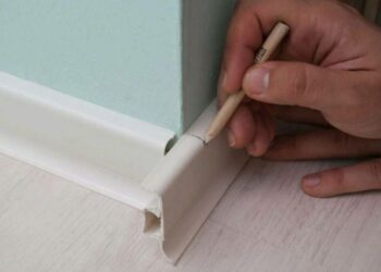 Выбор и установка плинтуса для линолеума: советы и рекомендации