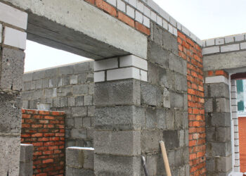 Перемычка бетонная: надежная опора для строительных конструкций