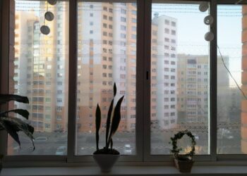 Балкон расположен на солнечной стороне? Как защититься от жары и солнца