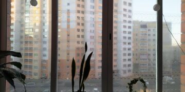 Балкон расположен на солнечной стороне? Как защититься от жары и солнца