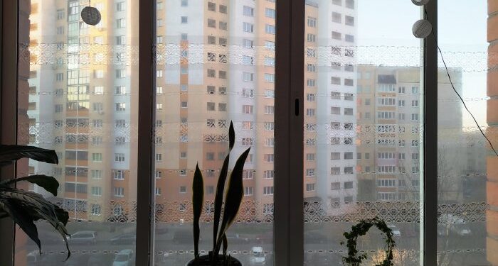 Балкон расположен на солнечной стороне? Как защититься от жары и солнца