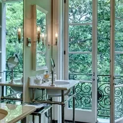 Деревянные двери на балкон: практичный и надежный вариант