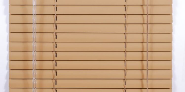 Деревянные жалюзи в интерьере