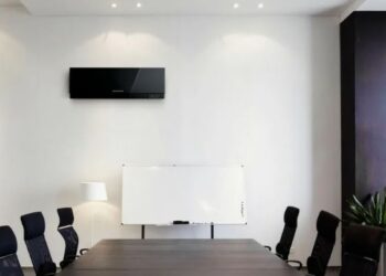 Чёрная настенная сплит-система Hisense в интерьере: стильный и эффективный способ охлаждения помещения