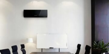 Чёрная настенная сплит-система Hisense в интерьере: стильный и эффективный способ охлаждения помещения