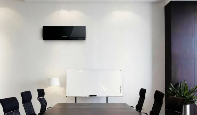 Чёрная настенная сплит-система Hisense в интерьере: стильный и эффективный способ охлаждения помещения