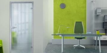 Особенности стеклянных дверей