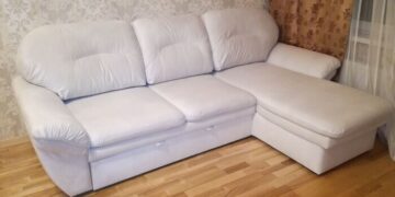 Когда требуется перетяжка углового дивана