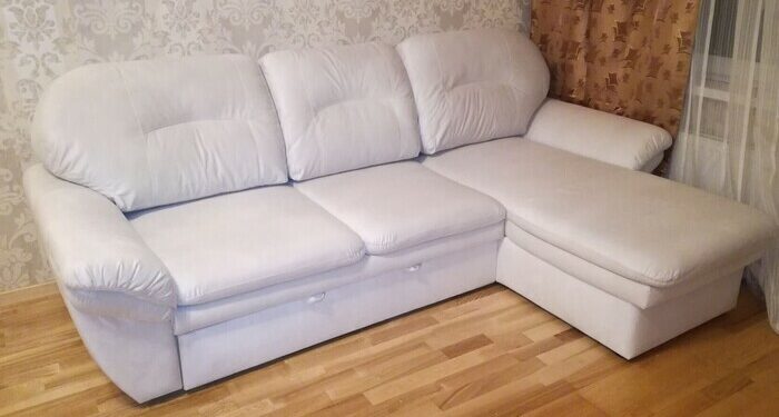 Когда требуется перетяжка углового дивана