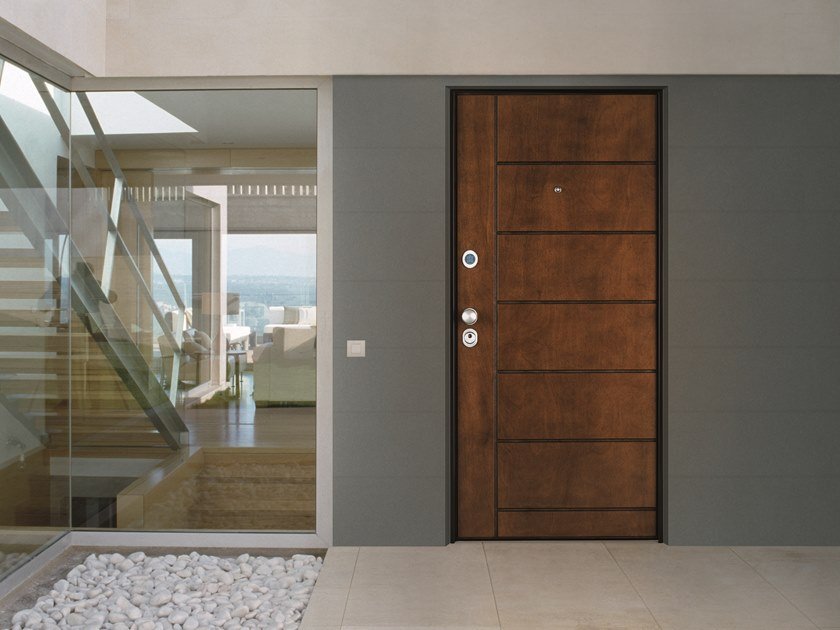 Входная дверь : сложная конструкция, в которой каждый элемент выполняет свою миссию