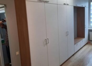 Белый распашной шкаф для классического стиля