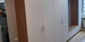 Белый распашной шкаф для классического стиля