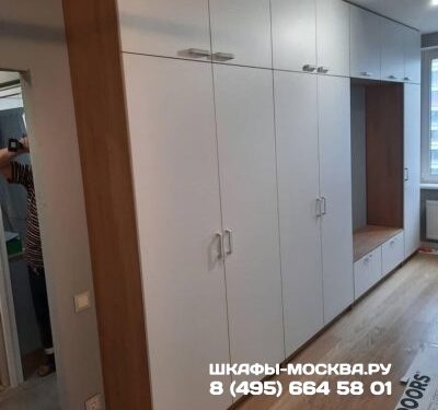 Белый распашной шкаф для классического стиля