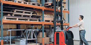 Использование штабелеров с электроподъемом для оптимизации логистических процессов