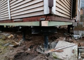 Преимущества реконструкции старого фундамента дома на винтовые сваи