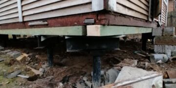 Преимущества реконструкции старого фундамента дома на винтовые сваи
